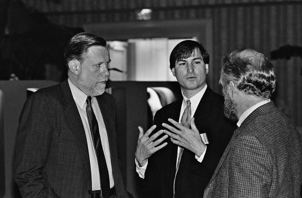 Стив Джобс с оснеователями компании Adobe Джон Варнок и Чарльз Гешке (Steve Jobs with Adobe founders Chuck Geschke and John Warnock) - 1982 год
