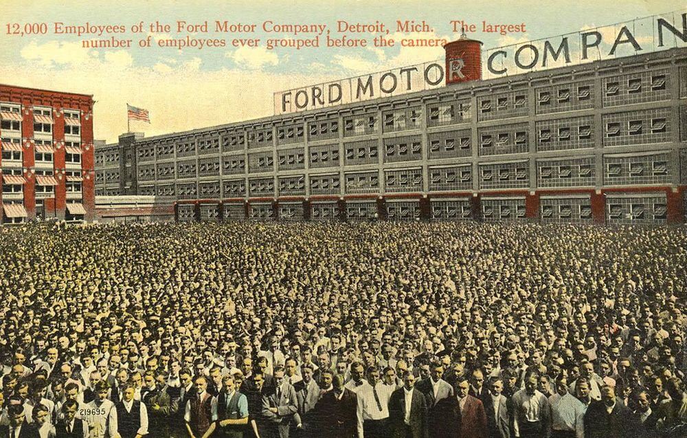 12 000 сотрудников компании Ford Motor. Детройт, штат Мичиган. Наибольшее количество сотрудников, когда-либо собиравшихся перед камерой.